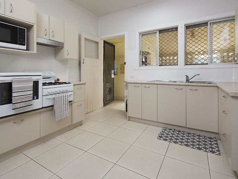 27 Sydney Street, Fairfield QLD 4103