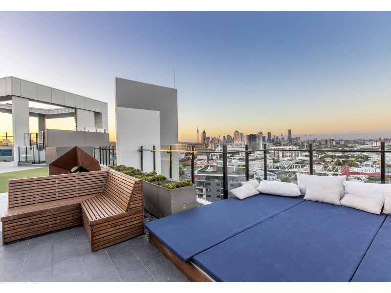 211/1 Deshon Street, Woolloongabba QLD 4102