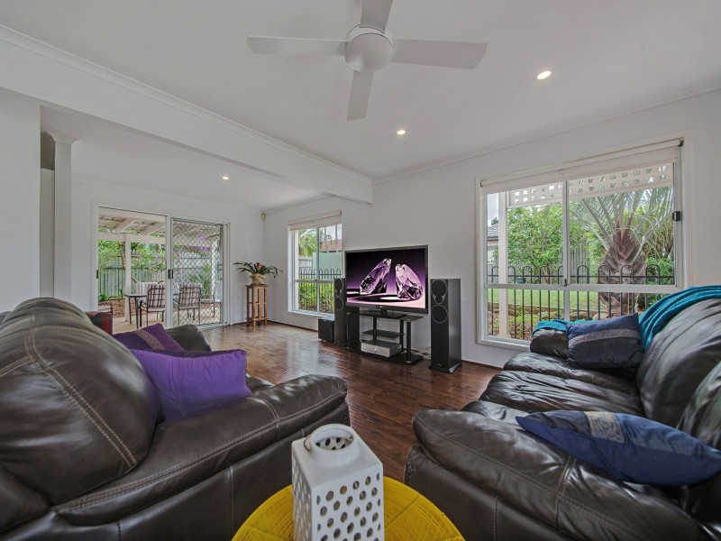 6 Hampshire Close, Carindale QLD 4152