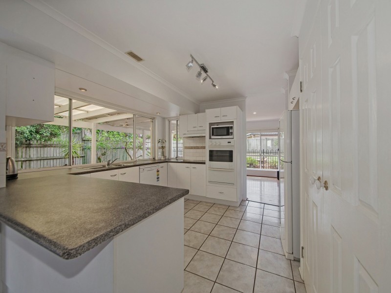 6 Hampshire Close, Carindale QLD 4152