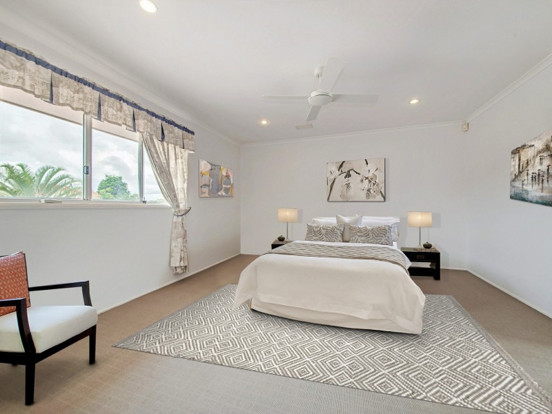 6 Hampshire Close, Carindale QLD 4152