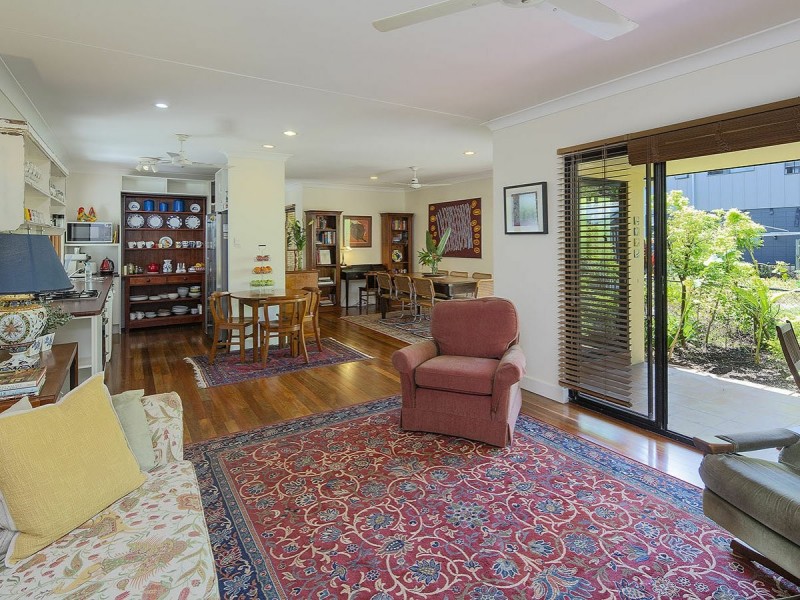 84 Brisbane Corso, Fairfield QLD 4103