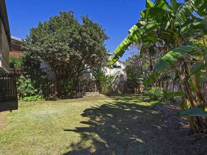 51 Railway Road, Fairfield QLD 4103