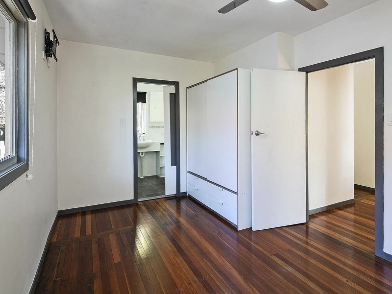 51 Railway Road, Fairfield QLD 4103