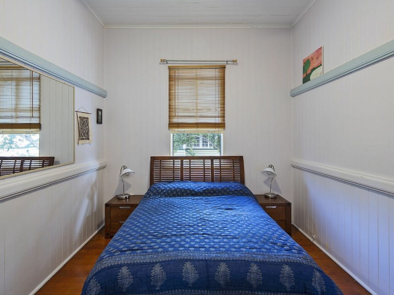 30 Fenton Street, Fairfield QLD 4103