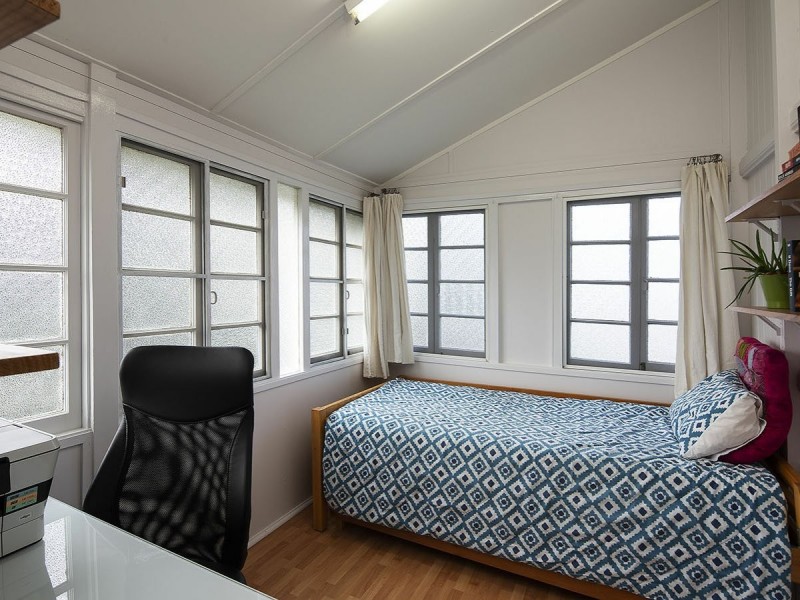 30 Fenton Street, Fairfield QLD 4103