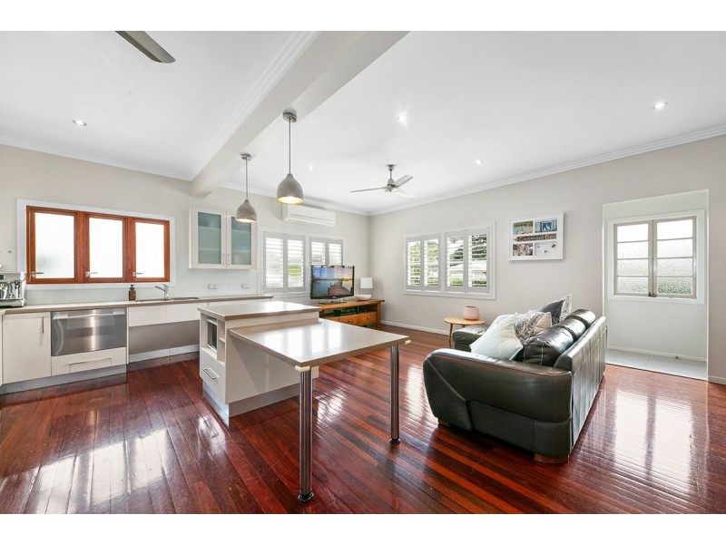 8 Crutchley Street, Fairfield QLD 4103