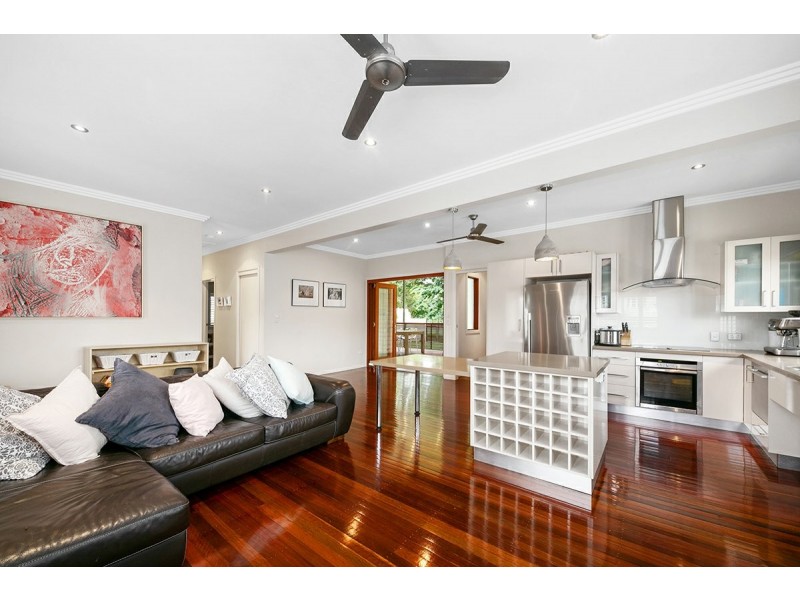 8 Crutchley Street, Fairfield QLD 4103