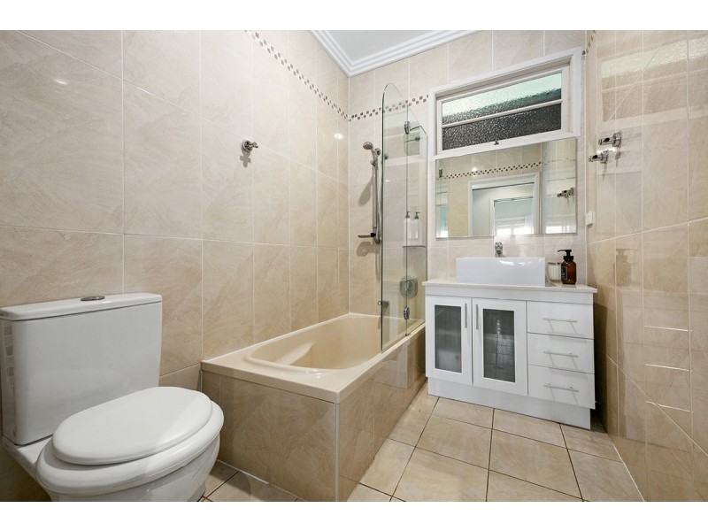 8 Crutchley Street, Fairfield QLD 4103