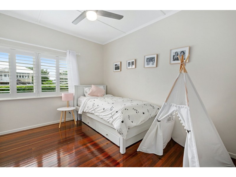 8 Crutchley Street, Fairfield QLD 4103