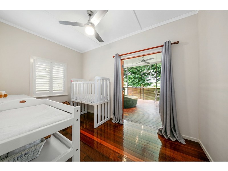 8 Crutchley Street, Fairfield QLD 4103