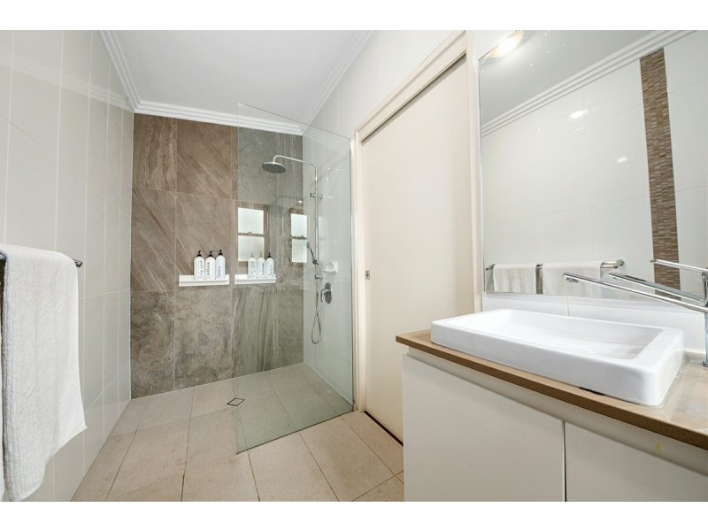 8 Crutchley Street, Fairfield QLD 4103