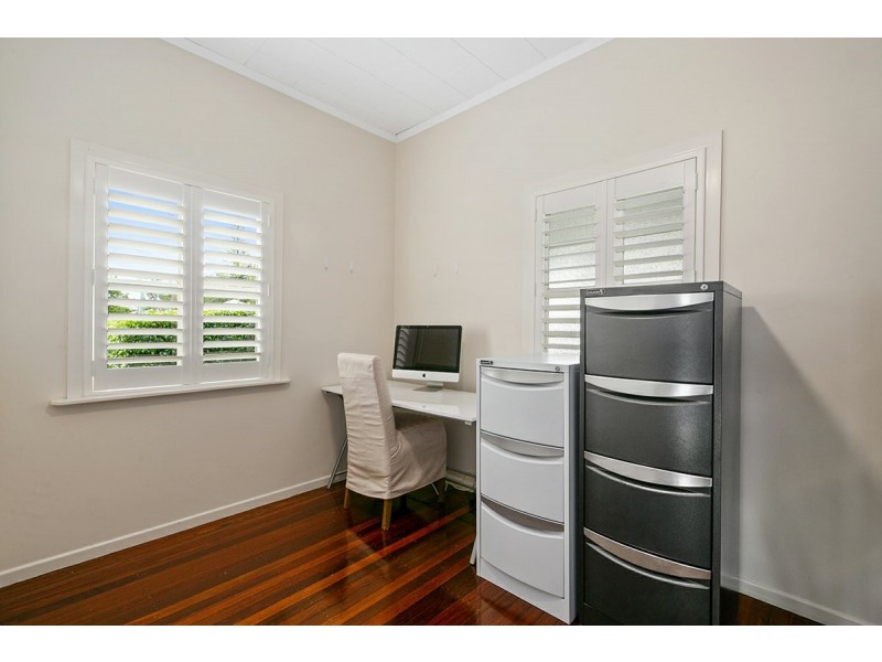 8 Crutchley Street, Fairfield QLD 4103