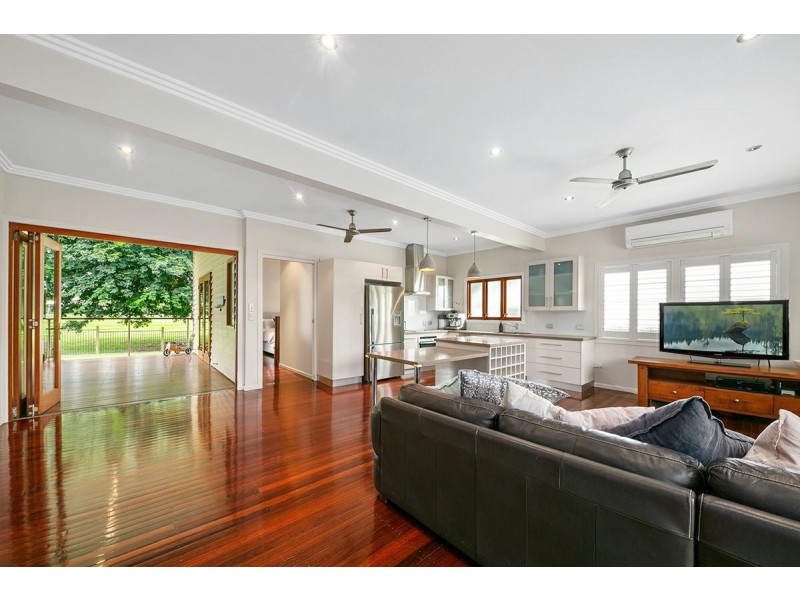 8 Crutchley Street, Fairfield QLD 4103