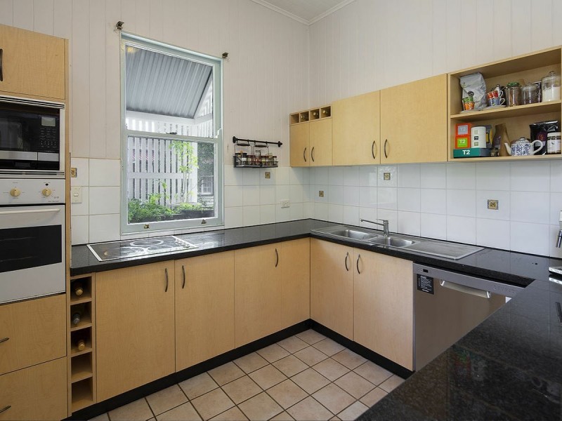 30 Fenton Street, Fairfield QLD 4103