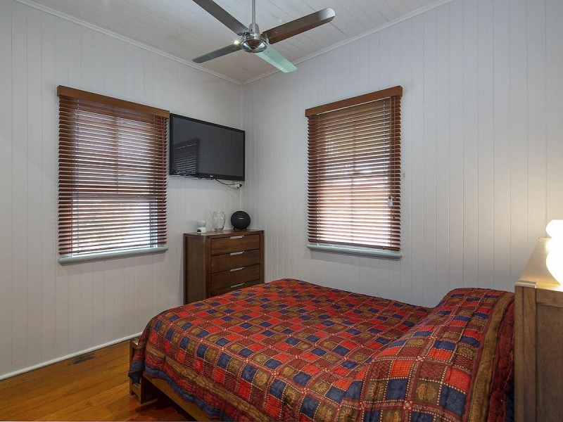 30 Fenton Street, Fairfield QLD 4103