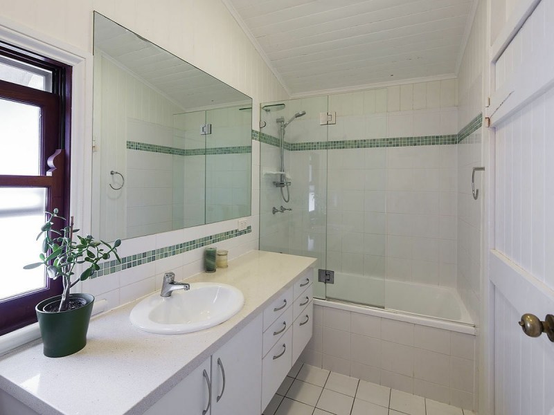 30 Fenton Street, Fairfield QLD 4103