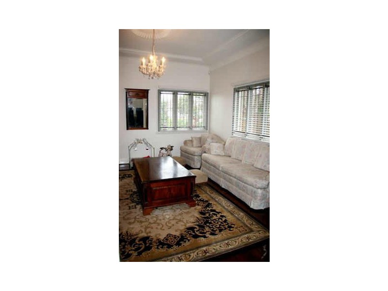 15 Doughty Ave, Holland Park West QLD 4121