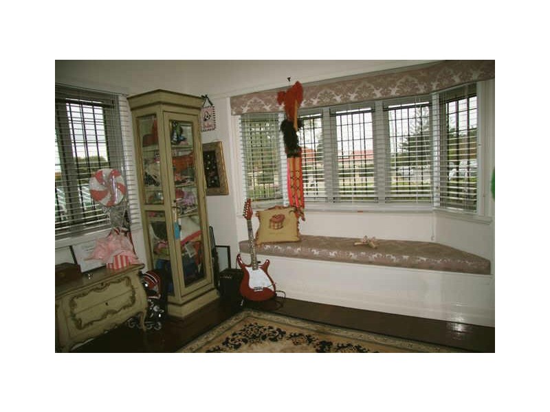 15 Doughty Ave, Holland Park West QLD 4121