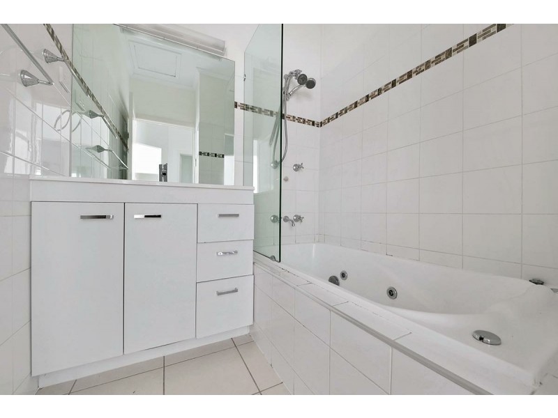 9 Stimpson Street, Fairfield QLD 4103