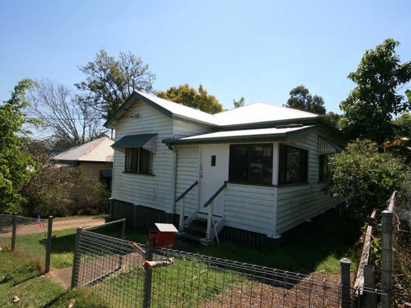 11 Sampson Street, Annerley QLD 4103