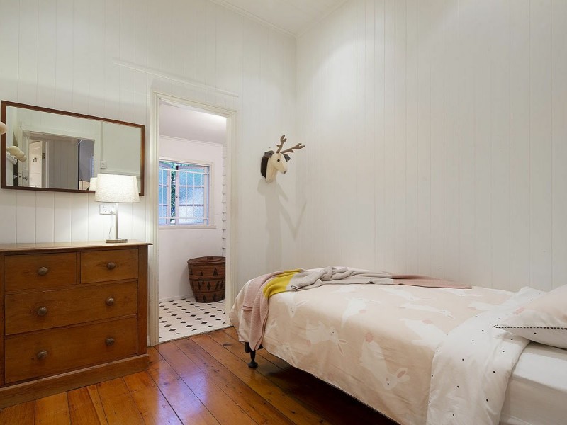 27 Livingstone Street, Yeerongpilly QLD 4105