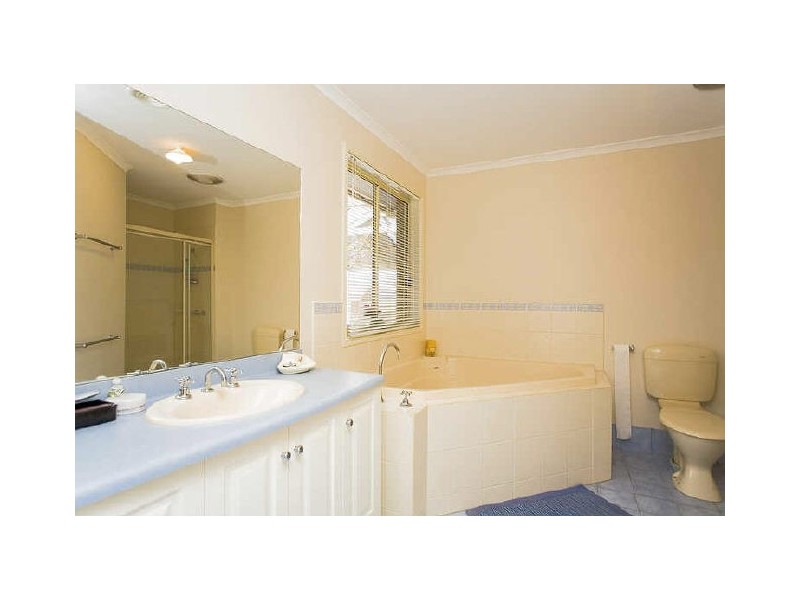 10 Dartmouth Close, Wyndham Vale VIC 3024