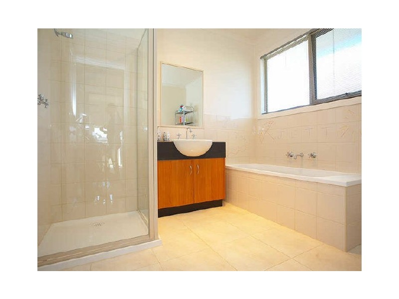 15 Hopetoun Crt, Altona Meadows VIC 3028