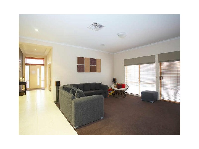 6 Mokoan Close, Mambourin VIC 3024