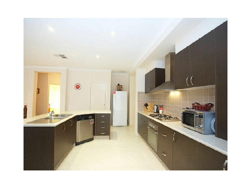 6 Mokoan Close, Mambourin VIC 3024