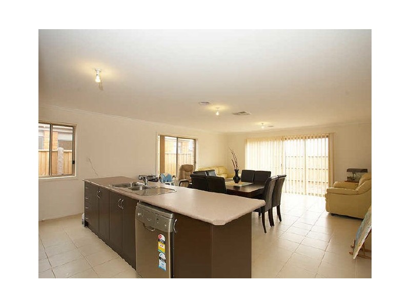 21 Solander Gv, Tarneit VIC 3029