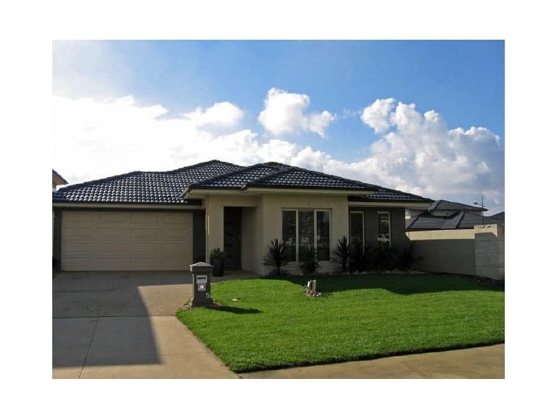 5 Lakeside Drive, Sandhurst VIC 3977
