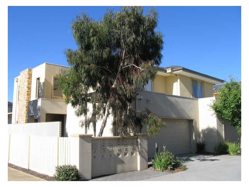 15/2 Coventry Drive, Sandhurst VIC 3977