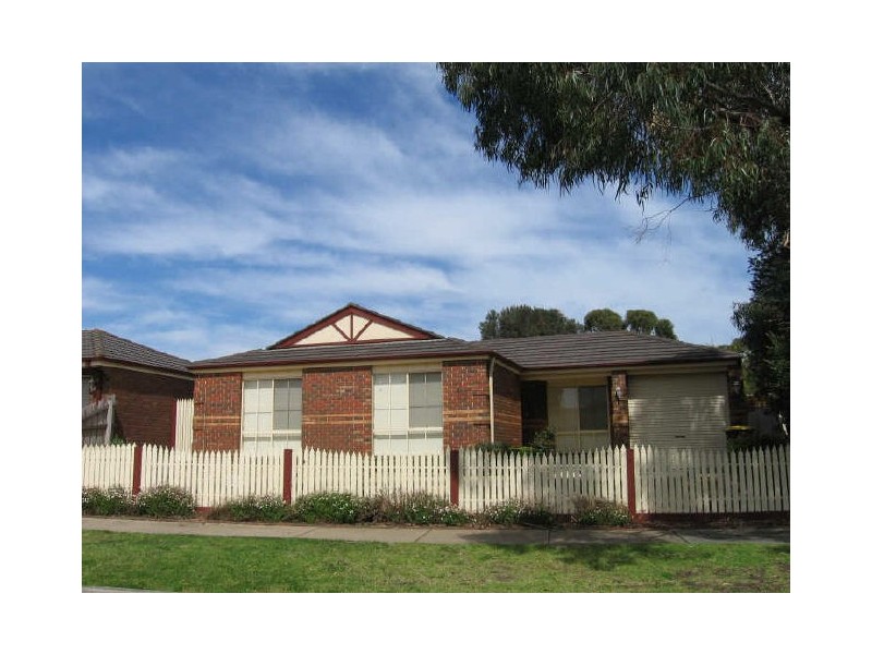 8 Heysen Drive, Skye VIC 3977