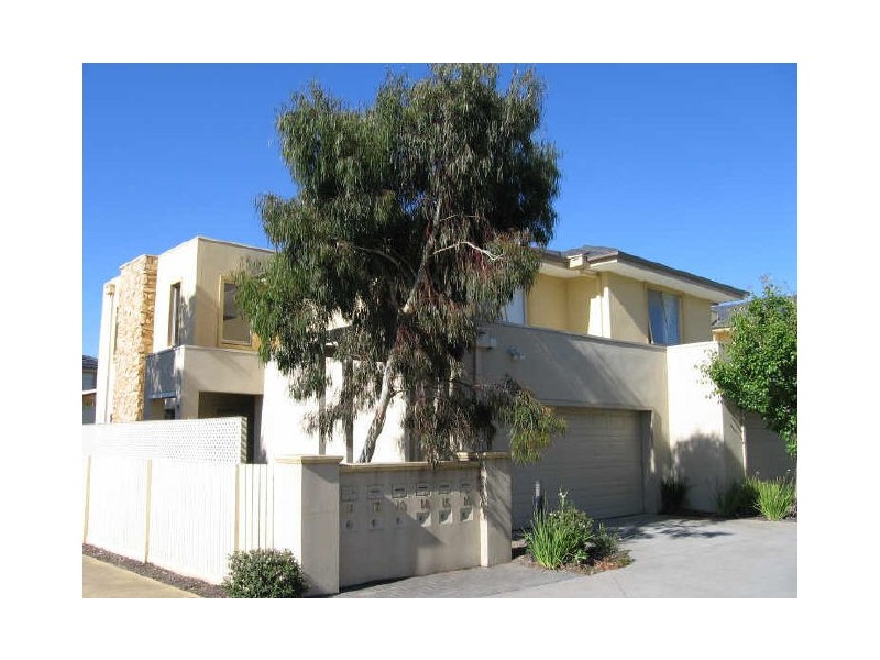 15/2 Coventry Drive, Sandhurst VIC 3977