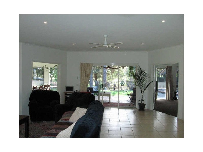 8 Lochgreen View, Cranbourne VIC 3977