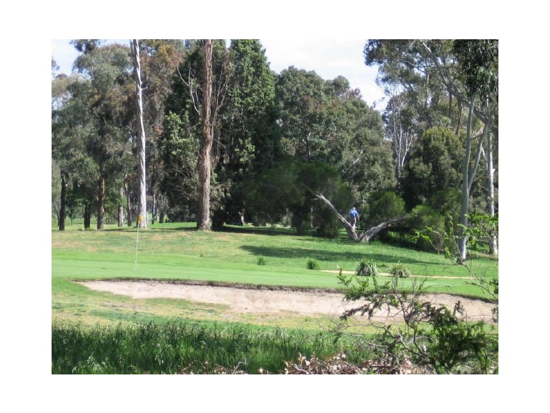 8 Lochgreen View, Cranbourne VIC 3977