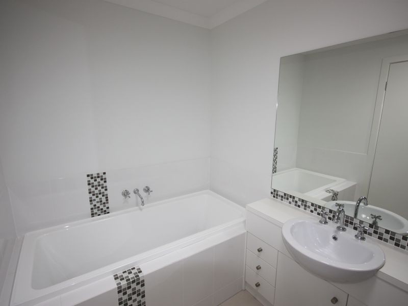 2/1 Leichhardt Street, Coomera QLD 4209