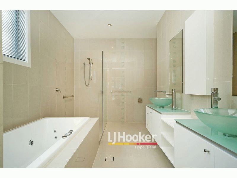 2804 Gracemere Cct North GRACEMERE ISLAND, Hope Island QLD 4212