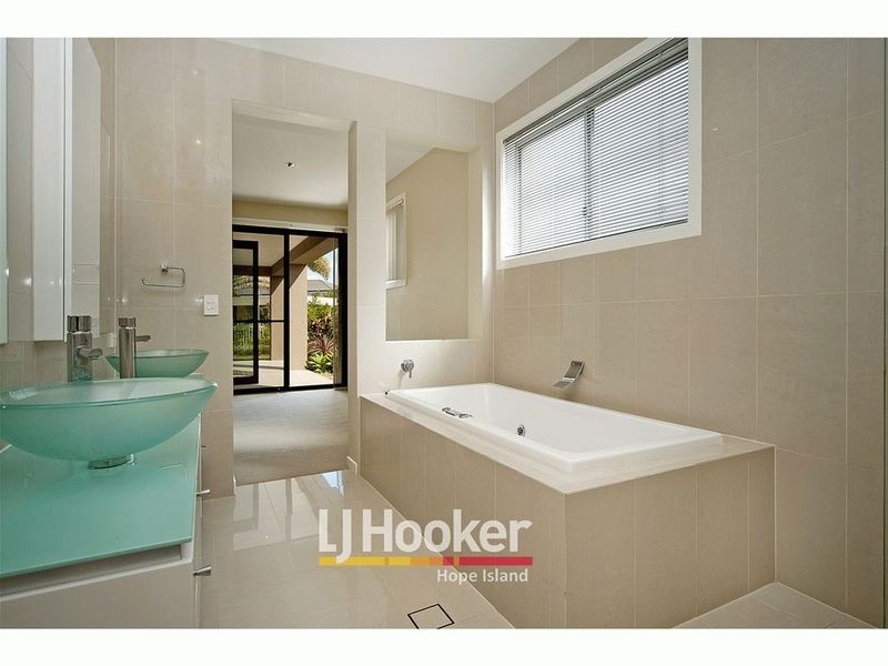 2804 Gracemere Cct North GRACEMERE ISLAND, Hope Island QLD 4212
