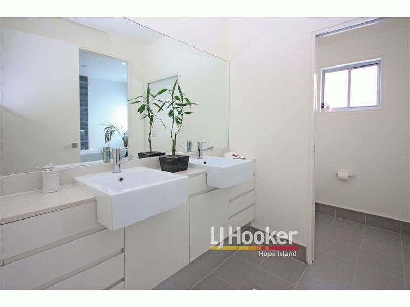 31 Harbourvue Court, Helensvale QLD 4212