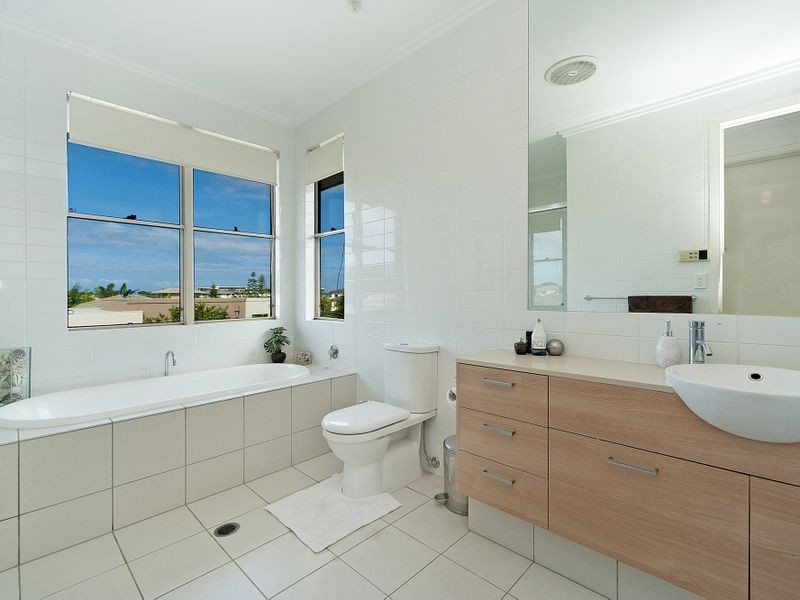 6102 The Lakes Drive, Hope Island QLD 4212