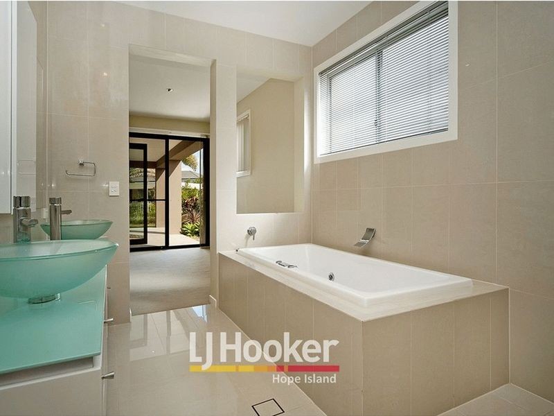 2804 Gracemere Cct North GRACEMERE ISLAND, Hope Island QLD 4212