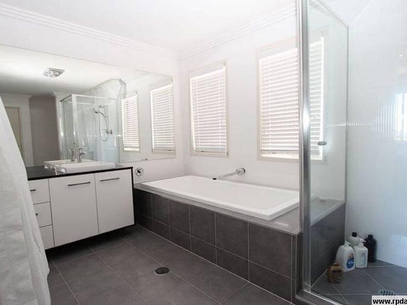 8 Palladium Drive, Hope Island QLD 4212