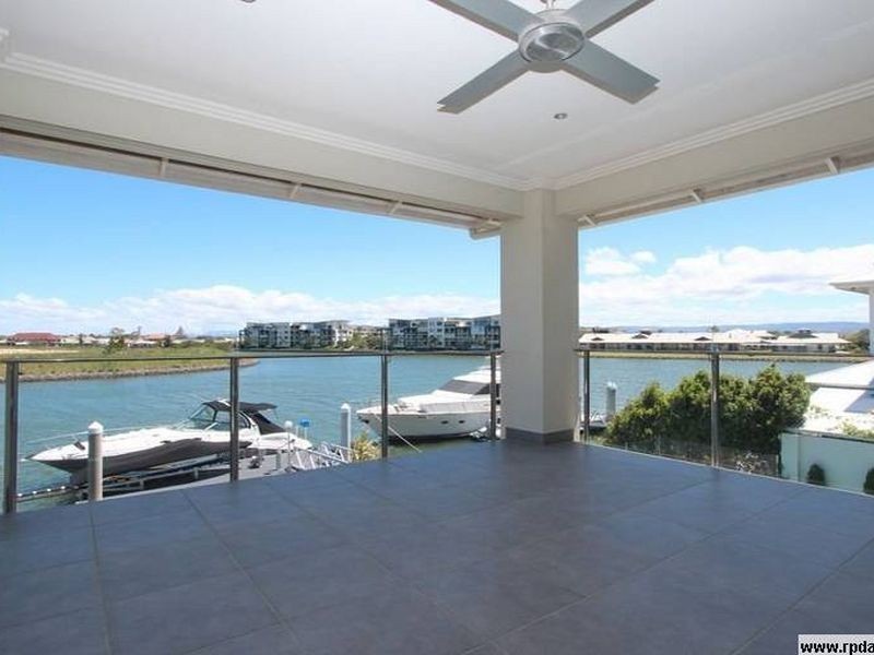 8 Palladium Drive, Hope Island QLD 4212