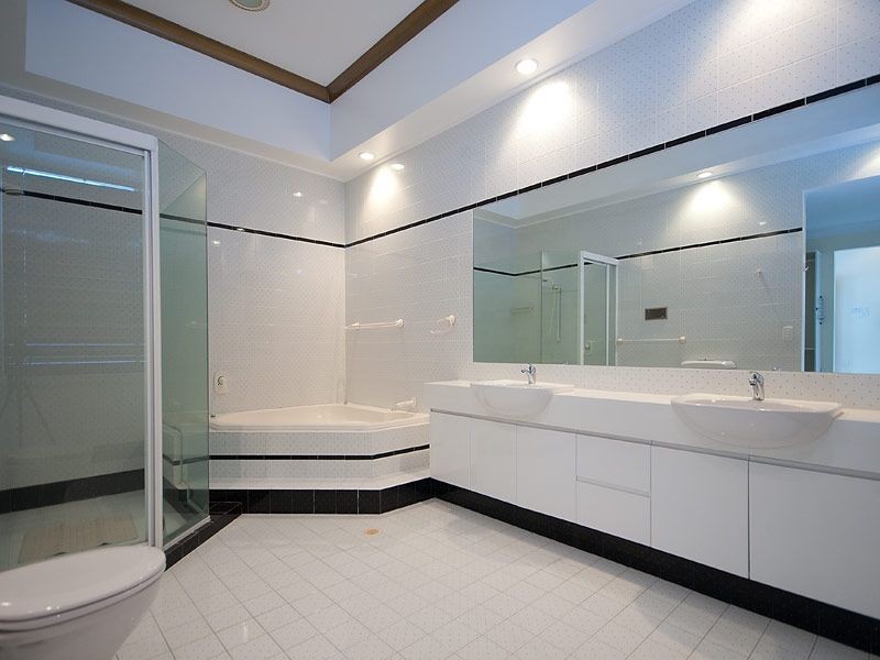 16 Excalibur Court, Sovereign Islands QLD 4216