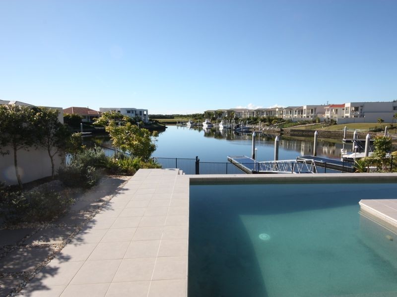 2226 Glengallon Way, Hope Island QLD 4212