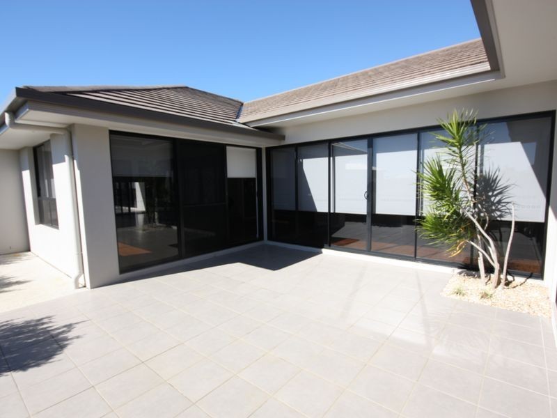 2226 Glengallon Way, Hope Island QLD 4212