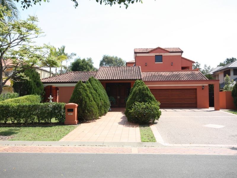 8215 Magnolia Dr W, Hope Island QLD 4212