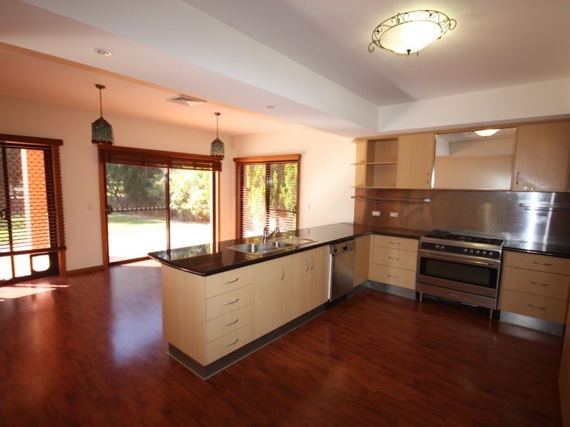 8215 Magnolia Dr W, Hope Island QLD 4212